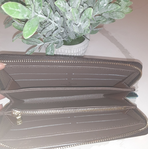 ♥️Designer Brown Wallet♥️ - Picture 3 of 6